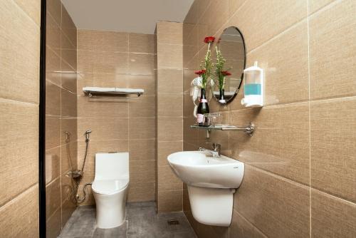 Phòng tắm tại Golden Lotus Central Hotel