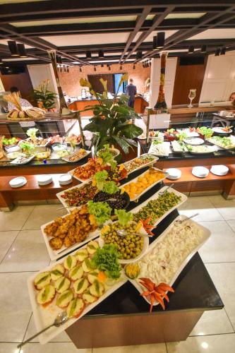 een buffet met veel verschillende borden eten bij Yol Is Holiday Trabzon in Trabzon