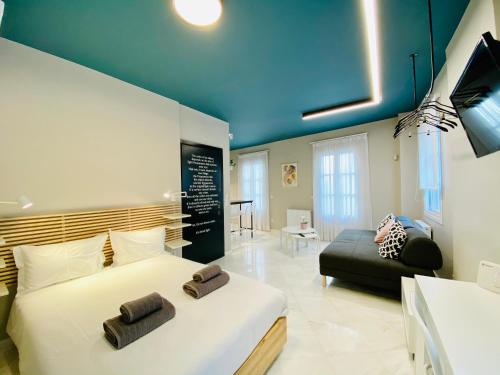 una camera con un grande letto e un divano di Central Syntagma Square Studio in Athens - Shell ad Atene