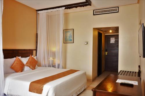 Postel nebo postele na pokoji v ubytování Mombasa Continental Resort