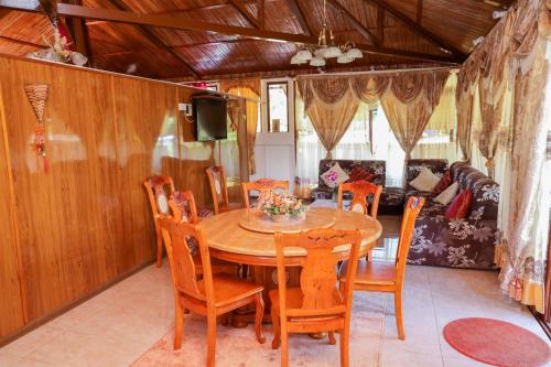 a dining room with a wooden table and chairs at Résidence An&Sy - Loft à Surinam in Surinam