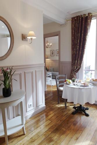 Posezení v ubytování Chambre d hôte : Louvre Elegant Apt Suite