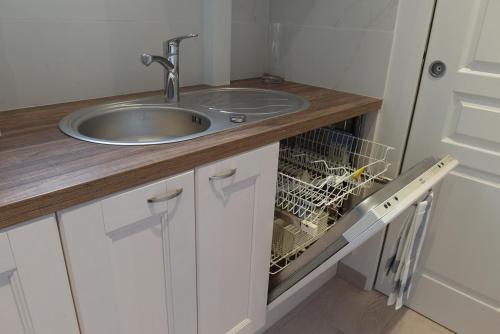 Kuchyň nebo kuchyňský kout v ubytování Chambre d hôte : Louvre Elegant Apt Suite