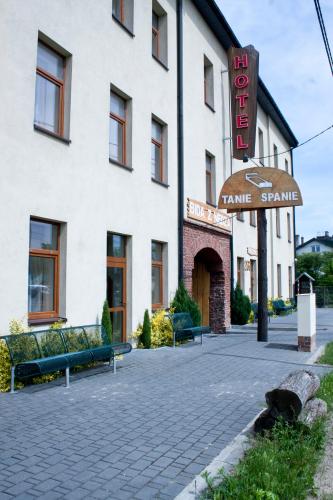 a white building with a sign that reads take stamina at Hotel Bida z Nędzą in Ożarów Mazowiecki