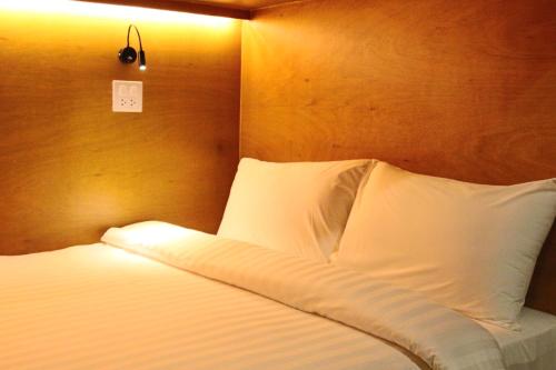 GN Capsule Hostel Patong房間的床