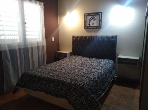 Apartamento Nuevo Centro في قرطبة: غرفة نوم بها سرير ونافذة