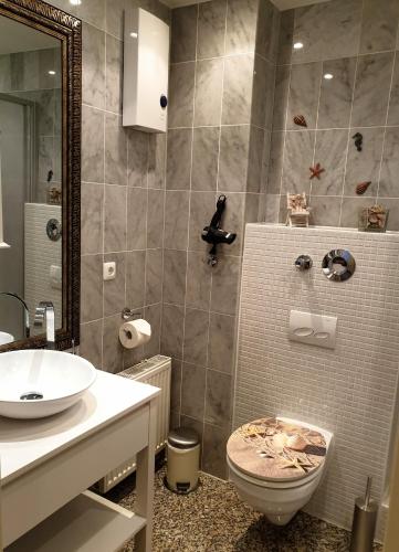 a bathroom with a toilet and a sink at Maritime Ferienwohnung in Strandnähe in Dorum-Neufeld