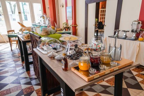 Une table avec un paquet de nourriture. dans l'établissement LOGIS Hotel Majestic Chatelaillon Plage - La Rochelle, à Châtelaillon-Plage