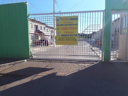 a gate in a building with a sign on it at Apartamento Confortável e Seguro in Valparaíso de Goiás