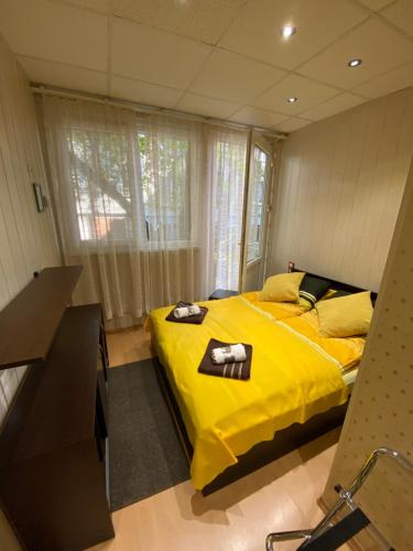 Postel nebo postele na pokoji v ubytování KCT Downtown Apartment