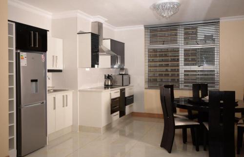 Кухня или мини-кухня в Durban Suites at Oceanic
