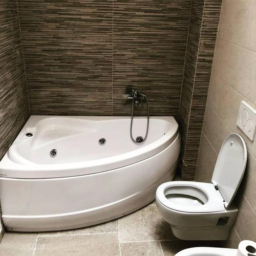 een badkamer met een toilet en een bad bij La Grande Quercia in Montefalco