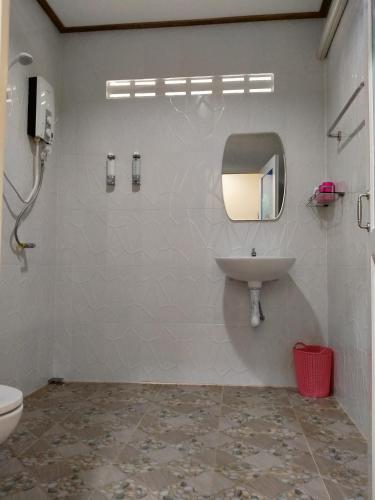 a bathroom with a sink and a mirror on the wall at Baan Panseng Bungalow in Ko Kood