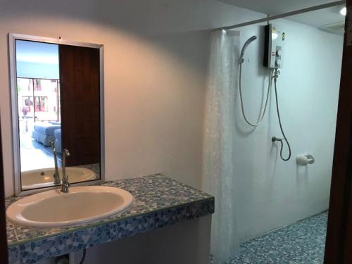 y baño con lavabo y ducha con espejo. en Koh Chang Thai Garden Hill Resort, en Ko Chang