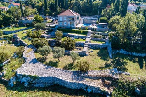 eine Luftansicht auf einen Garten mit einem Haus in der Unterkunft Villa Oasis Cypress in Čilipi