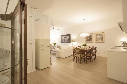 uma cozinha e sala de estar com mesa e cadeiras em MAI BY OLDTOWN APARTMENTS em San Sebastián