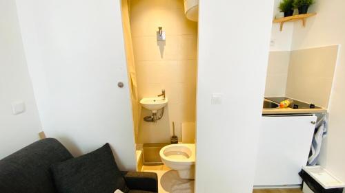 uma pequena casa de banho com WC e lavatório em Home Sweet Home PIGALLE MONTMARTRE em Paris