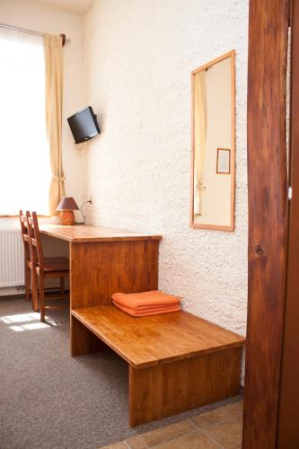 a room with a desk and a table with a mirror at Hotel Bida z Nędzą in Ożarów Mazowiecki
