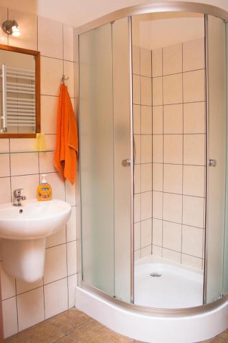 a bathroom with a shower and a sink at Hotel Bida z Nędzą in Ożarów Mazowiecki