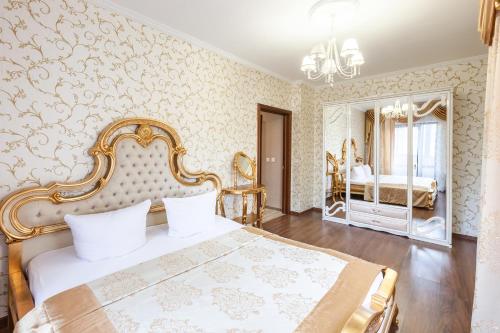 チュメニにあるAparthotel Daudel Tyumen Centerのベッドルーム(大型ベッド1台、鏡付)