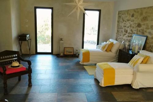 une chambre avec deux lits et une table et des chaises dans l'établissement Mas de 