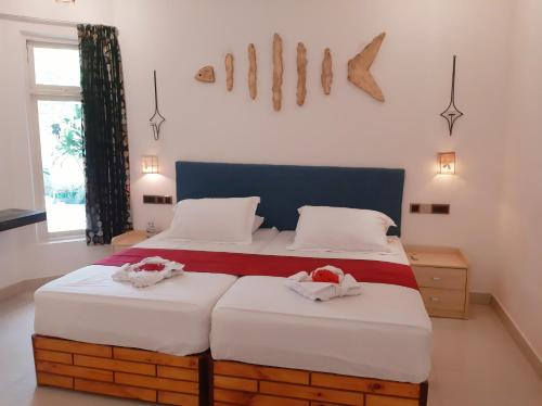 1 dormitorio con 2 camas y toallas. en Dream Inn Sun Beach Hotel Maldives, en Thulusdhoo