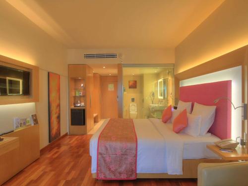 Кровать или кровати в номере Novotel Visakhapatnam Varun Beach