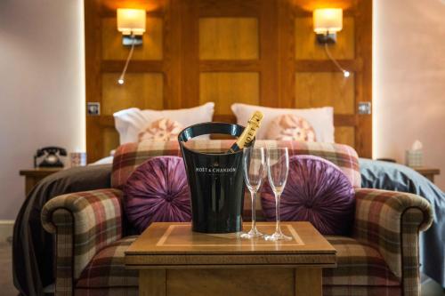 - une table avec deux verres à vin sur un canapé dans l'établissement Crug Glas Country House, à Saint David's