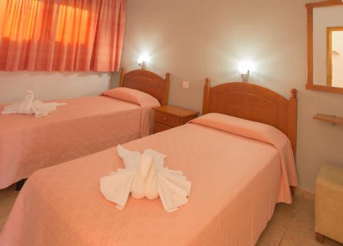 pokój hotelowy z 2 łóżkami i białymi ręcznikami w obiekcie Apartamentos Los Tilos w mieście Playa del Ingles