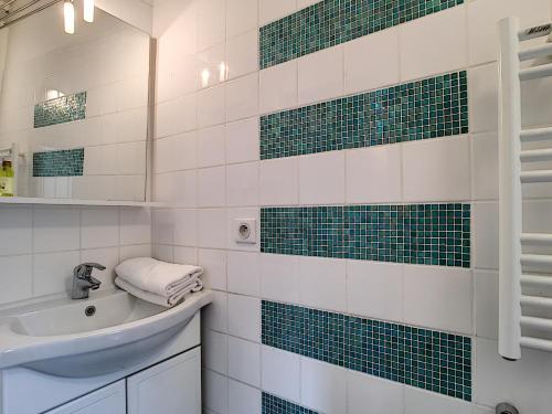 La salle de bains est revêtue de carrelage vert et blanc. dans l'établissement Nestor&Jeeves - POP RETRO - Central - By sea, à Nice