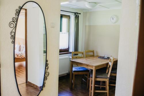 - une salle à manger avec un miroir et une table dans l'établissement Penzion U Haliny, à Třinec