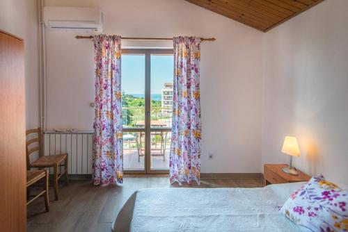 Postel nebo postele na pokoji v ubytování Apartmani Ivan Pula