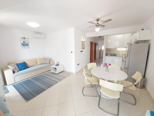 Foto dalla galleria di Apartment Nika, 4*, 2-bedroom, barbecue a Baška