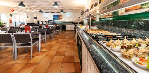 un ristorante a buffet con cibo di Globales Binimar a Cala en Blanes