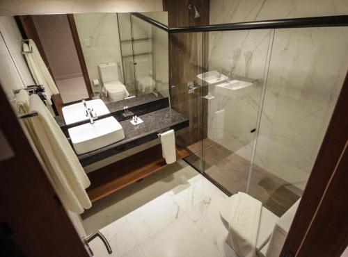 Ett badrum på Oscar Hotel Executive