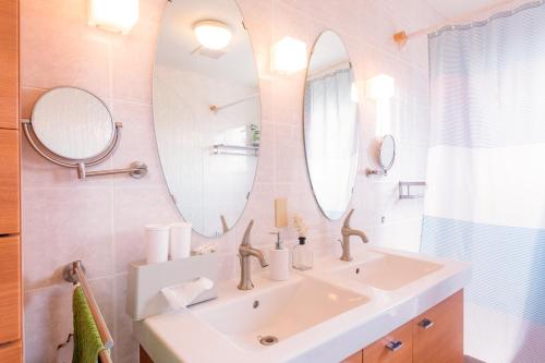 a bathroom with a sink and a mirror at ペンション ラナカイハウス沖縄 in Onna