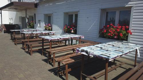 Un restaurante o sitio para comer en Penzion Lada