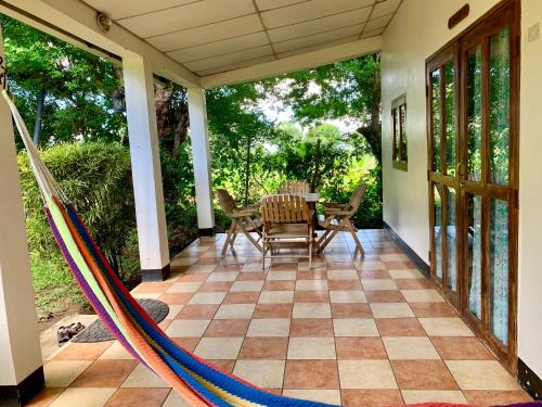 a screened porch with a hammock on a house at Hospedaje Soma in Moyogalpa
