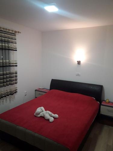 Ένα ή περισσότερα κρεβάτια σε δωμάτιο στο Apartmani Nikola u vili Semeteš
