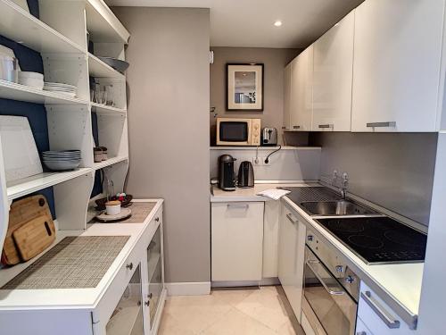 une cuisine blanche avec des armoires blanches et un évier dans l'établissement Nestor&Jeeves - ANGEL'S BAY - City center - Close beaches, à Nice