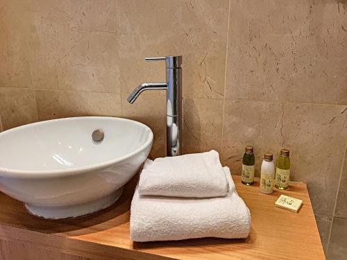 une salle de bain avec un lavabo blanc sur un comptoir en bois dans l'établissement Nestor&Jeeves - ANGEL'S BAY - City center - Close beaches, à Nice