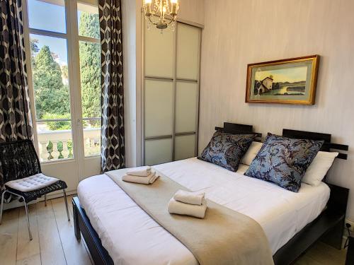 une chambre avec un lit avec une chaise et une fenêtre dans l'établissement Nestor&Jeeves - ANGEL'S BAY - City center - Close beaches, à Nice