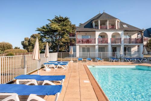 The swimming pool at or close to Résidence Pierre & Vacances Premium Le Domaine de Cramphore