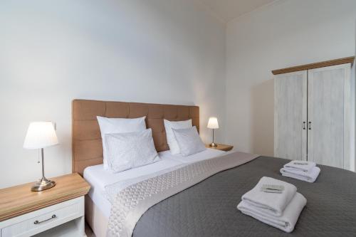 ein Schlafzimmer mit einem großen Bett mit zwei Handtüchern darauf in der Unterkunft Penzion Apartmány Hradební in Uherské Hradiště