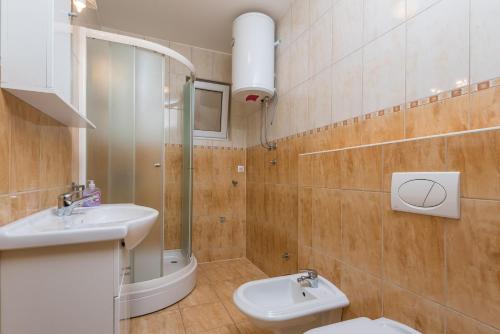y baño con lavabo y aseo. en Apartments Leko, en Orebić