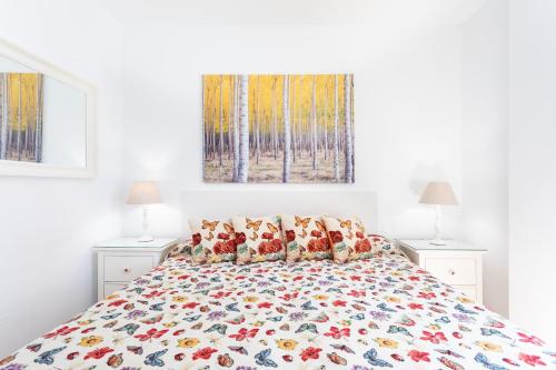 a white bedroom with a bed and two lamps at Vivienda vacacional La Laguna Luxe in La Laguna