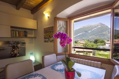a table with a vase with a flower on it at Appartamenti Villa Giulia in Bellagio