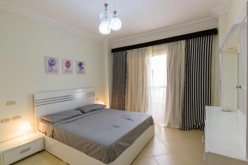una camera da letto bianca con un letto e una finestra di One-bedroom apartment S2 in Vip Zone Sunny Lakes a Sharm El Sheikh