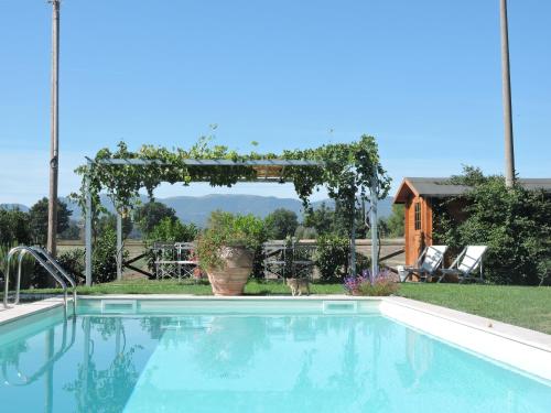 una piscina en un patio con pérgola en Casa Cardarella, en Beroide