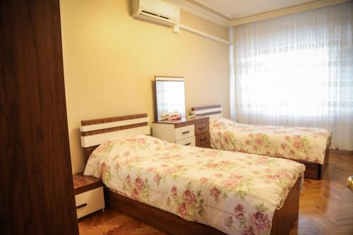 1 dormitorio con 2 camas y espejo en اسطنبول بكركوي طريق الساحل, en Estambul